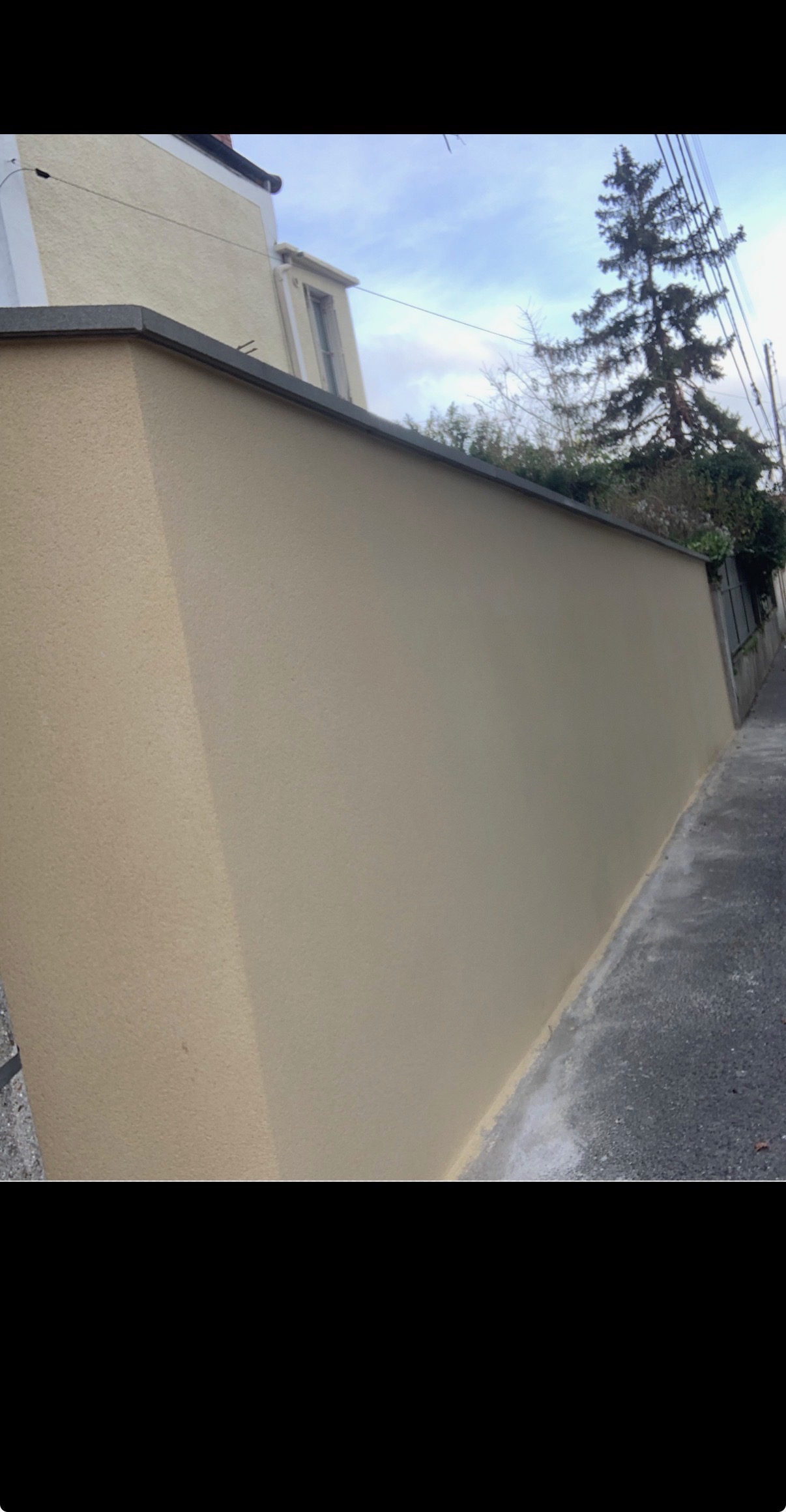 Facade en cours de mise en peinture exterieure par Peinture Artisan Noel